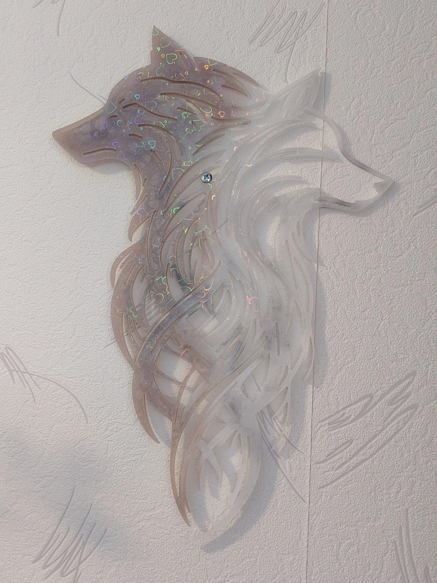 Koristeellinen susi – käsintehty epoksitaide seinälle | Uniikki sisustus