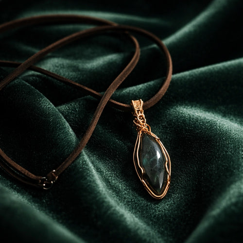 Labradoriitti riipus – Mystinen kuparikoru